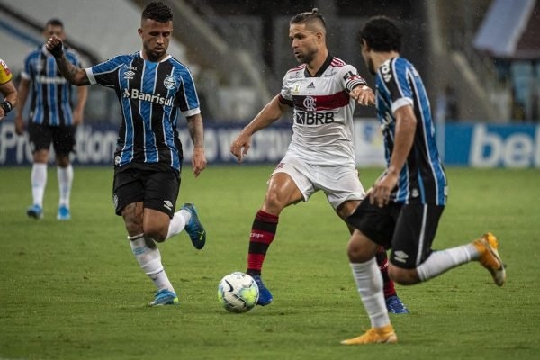 Flamengo vira sobre o Grêmio e está vivo na briga pelo título do Brasileiro