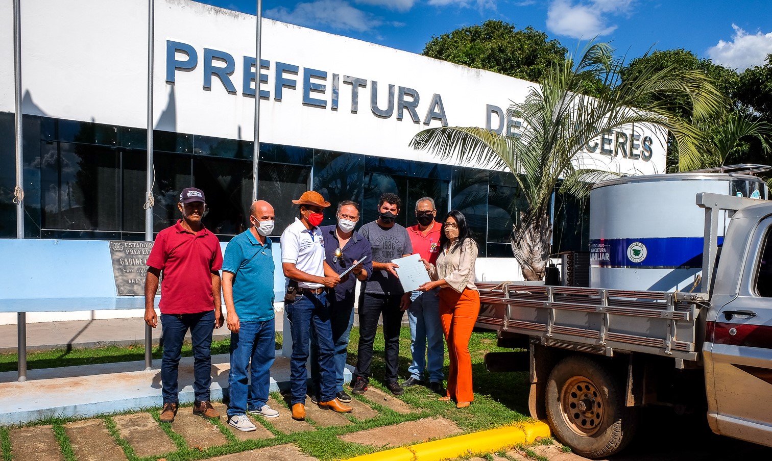 Cáceres | Prefeita Eliene entrega resfriadores de leite para Associação de  Pequenos Produtores