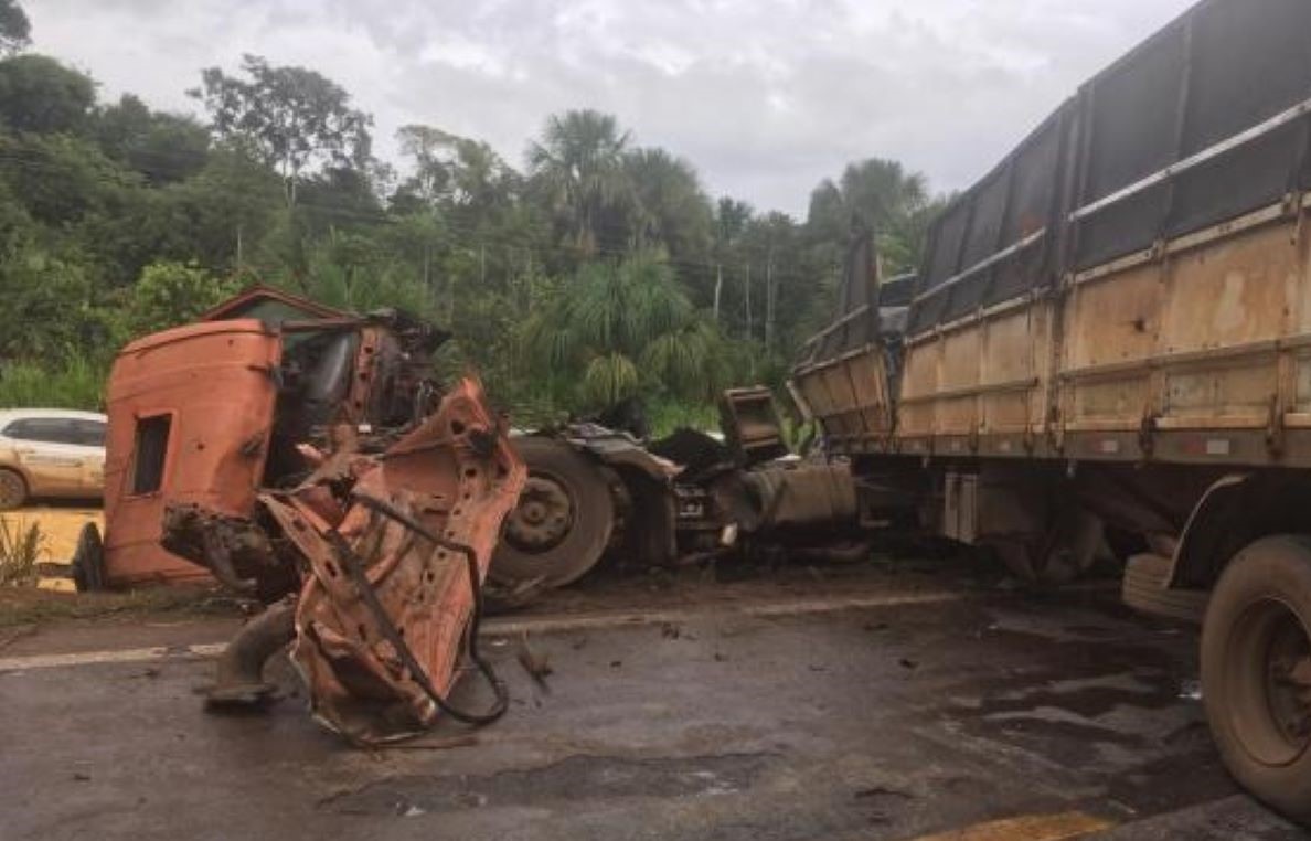 Acidente envolvendo três carretas deixa uma pessoa ferida e a pista interditada na BR-163