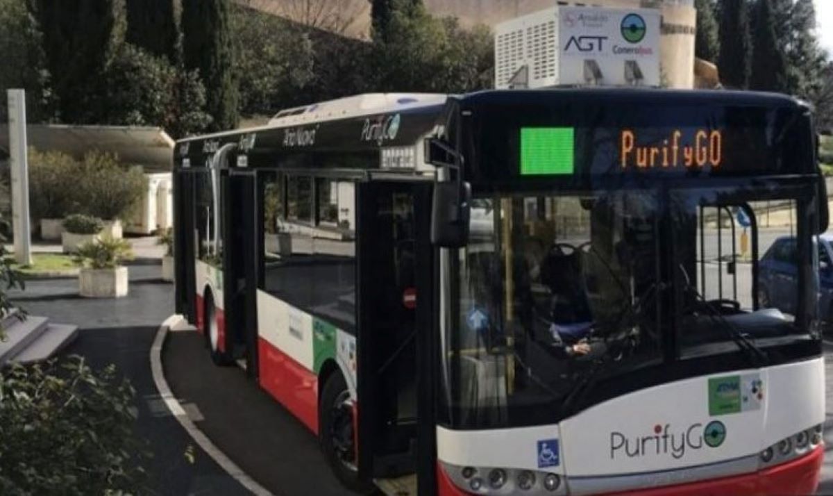 Novo ônibus limpa o ar enquanto viaja pela cidade