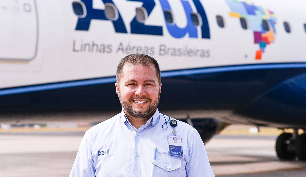 No aeroporto, agente se solidariza e paga passagem à casal de surdos após perceber que bilhetes eram falsos