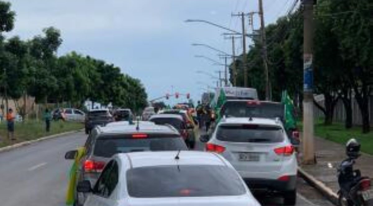 Cuiabanos lotam Av. do CPA em carreata pró Bolsonaro e contra lockdown