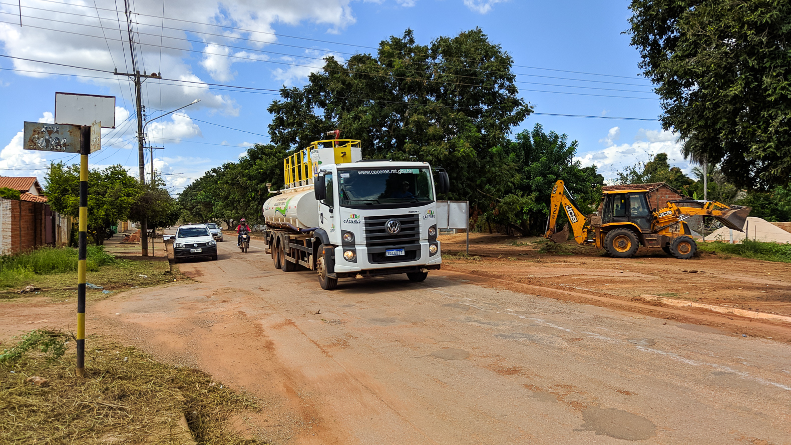 Cáceres | Prefeitura segue com serviços de limpeza e tapa buracos