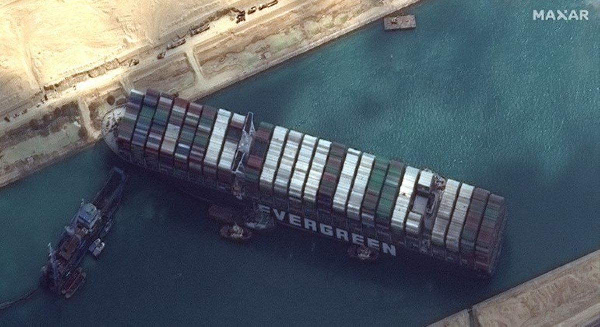 Navio de carga volta a flutuar no Canal de Suez