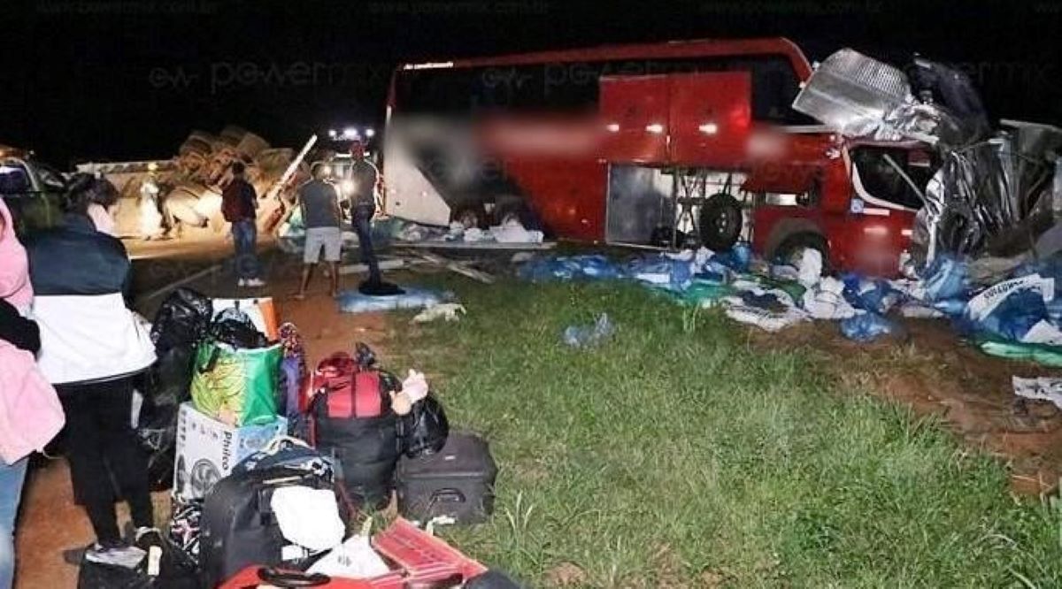 Duas pessoas ficam feridas em acidente entre carreta e ônibus na BR-163