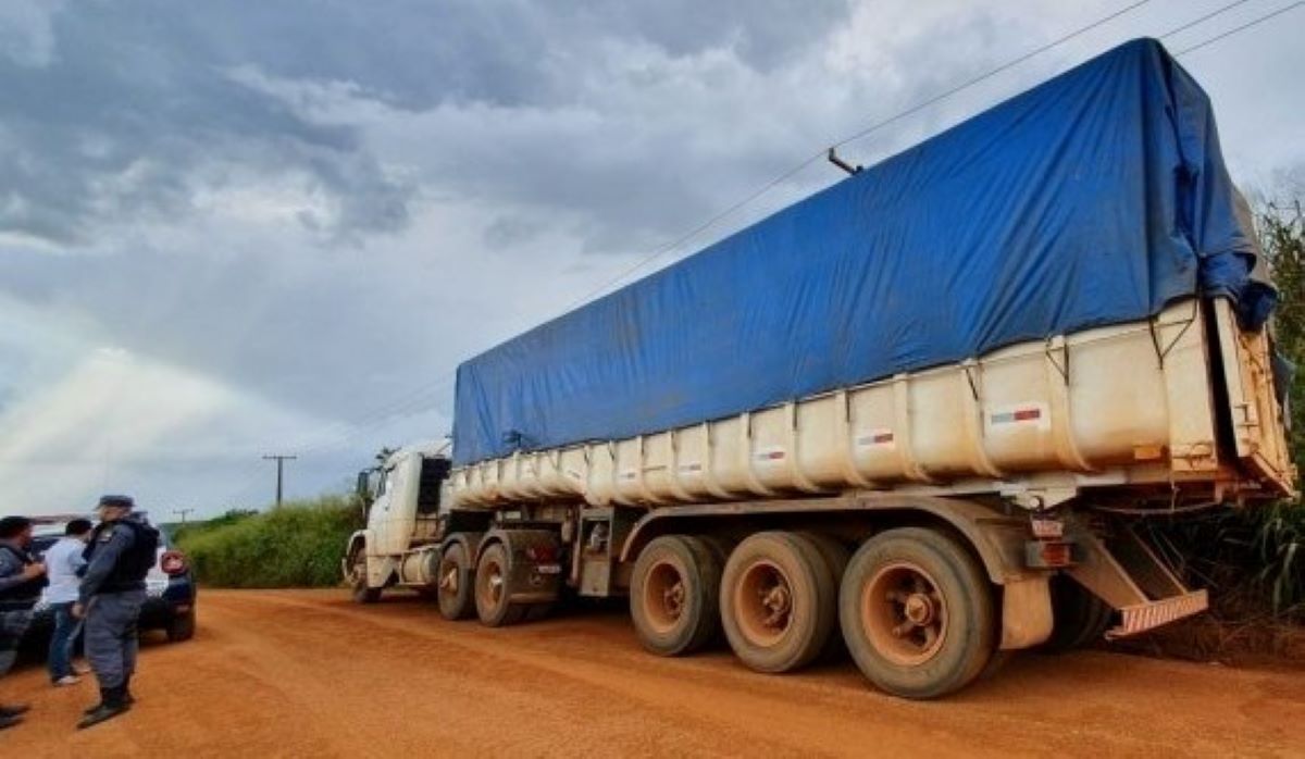 Mato Grosso | Caminhão roubado é recuperado sem a carga de soja