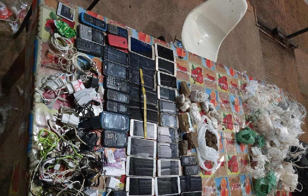 Policiais penais encontram 40 celulares e 18 porções de entorpecentes na Mata Grande