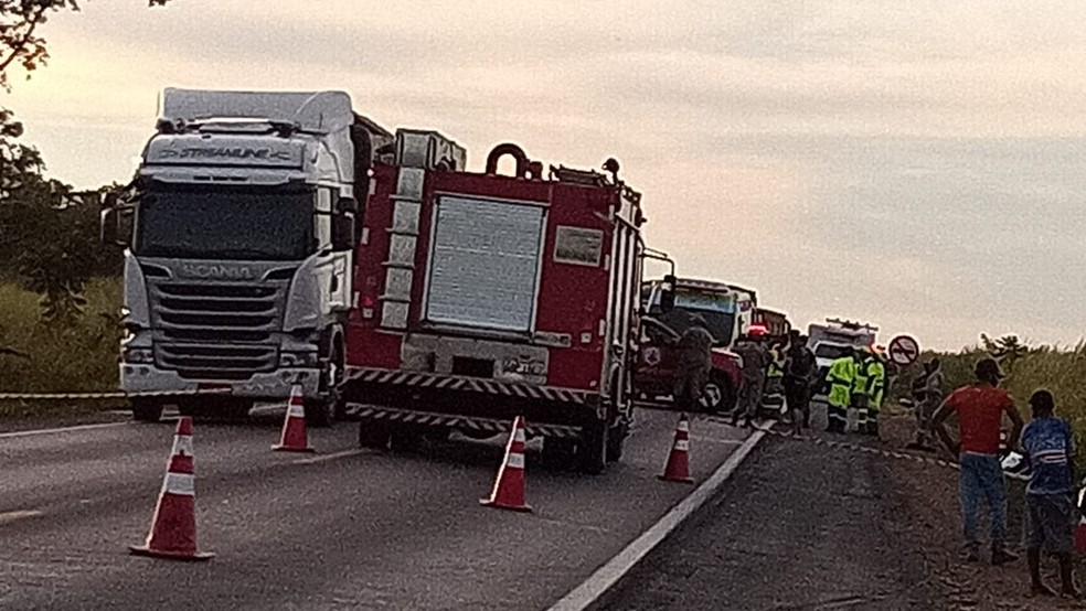 Acidente com duas carretas interdita o trânsito na BR-163