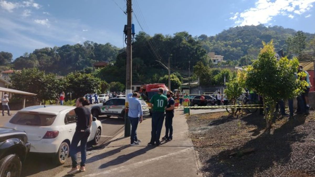 Jovem invade escola e mata três crianças e duas funcionárias em Santa Catarina