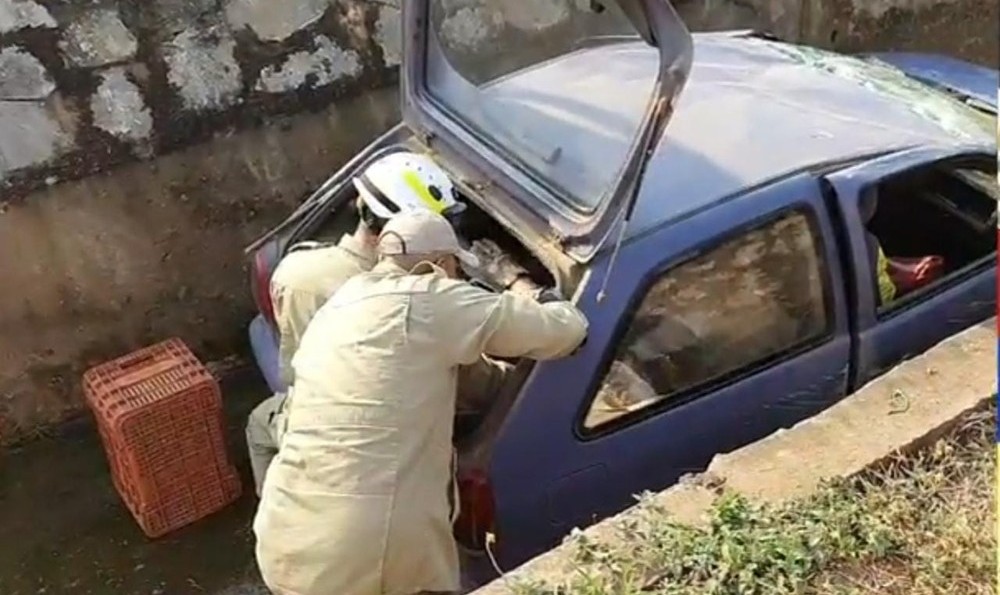 Sorriso | Carro cai em vala de escoamento na BR-163 e motorista é socorrido por bombeiros