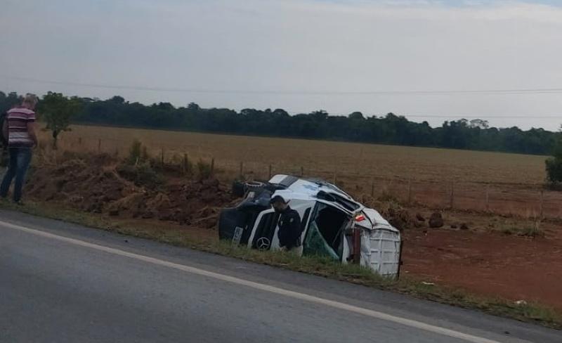 Ambulância capota e duas pessoas ficam feridas na BR-163