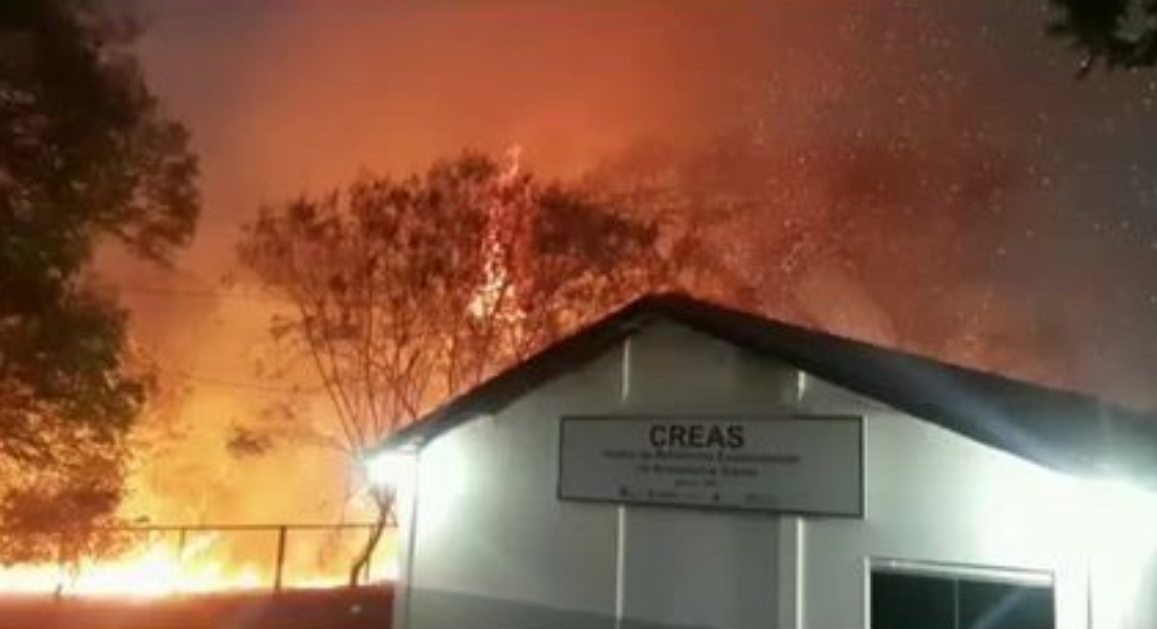 Bombeiros tentam controlar incêndio no Bosque Municipal de Jaciara há 4 dias