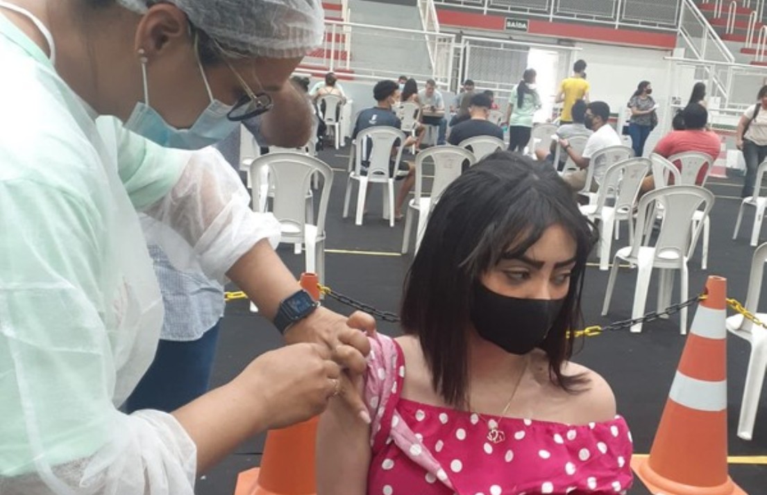 Várzea Grande | Adolescente vai vacinar contra Covid-19 e descobre que está “morta” no sistema de vacinação