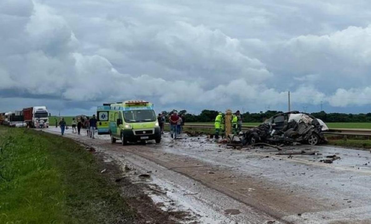 Batida entre carretas e carro de passeio deixa um morto na BR-163