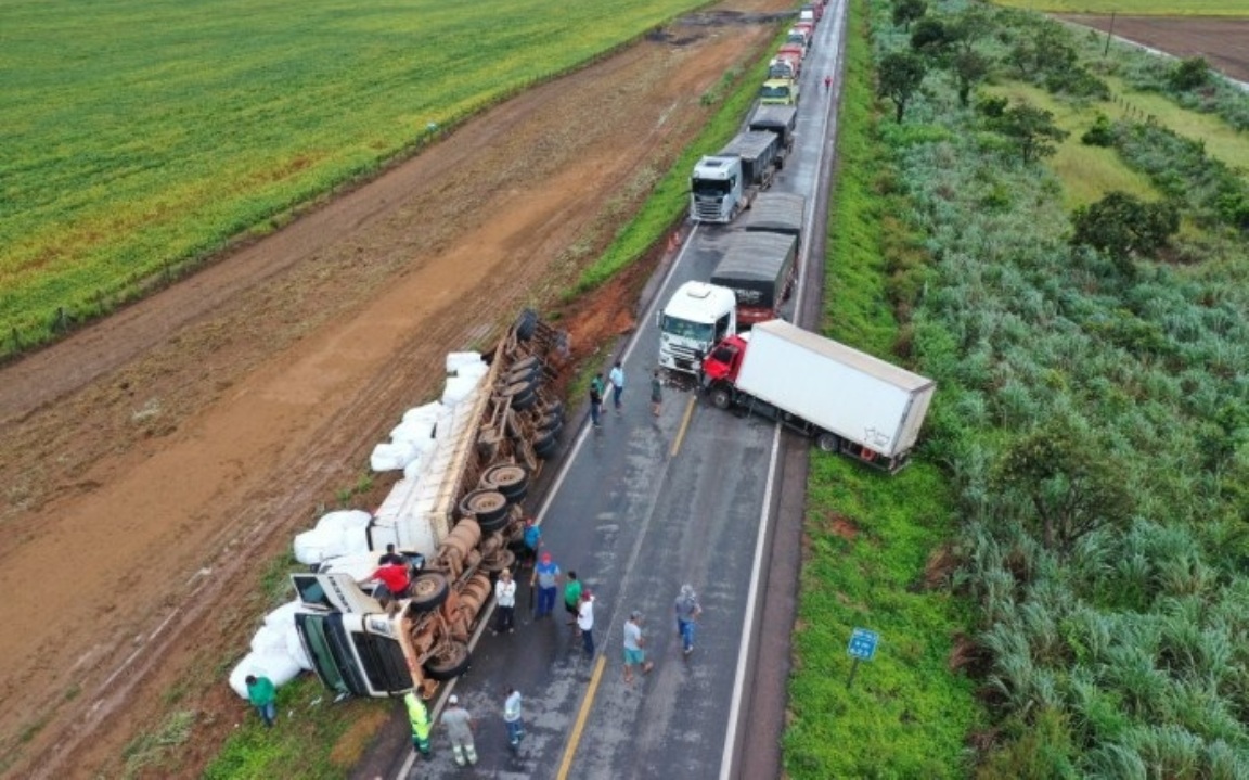 Mato Grosso | Acidente envolvendo três caminhões é registrado na BR-163