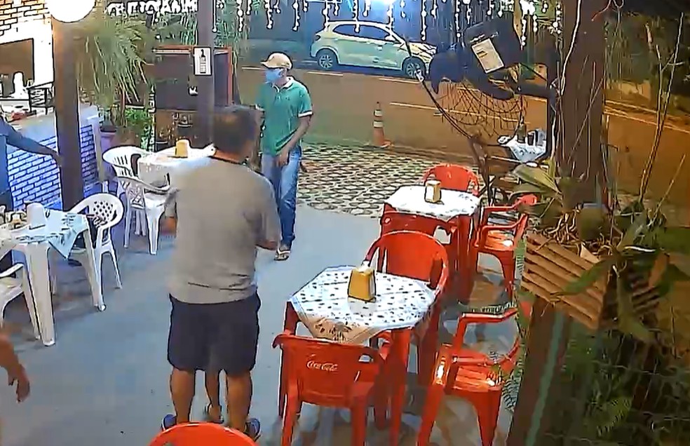 Assaltantes entram em bar e roubam caminhonete de cliente em Cuiabá