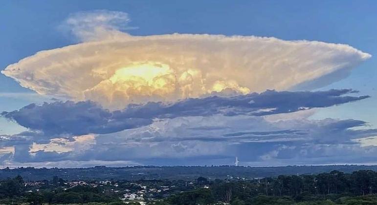 Espetáculo da natureza | Nuvem cria ‘explosão atômica’ no céu de Brasília