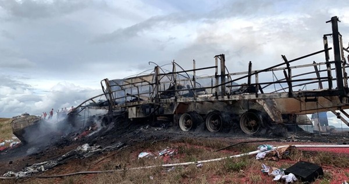 Mato Grosso | Motorista morre carbonizado após carreta pegar fogo em acidente envolvendo três veículos