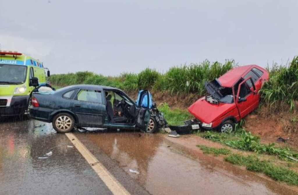 Sorriso | Batida entre carros na BR-163 deixa uma pessoa morta e cinco feridas