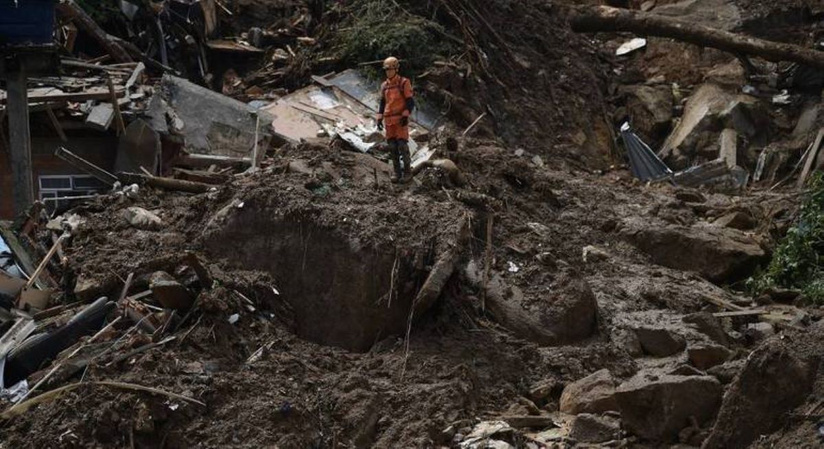 Bombeiros seguem buscas por vítimas do temporal em Petrópolis; registro de 110 mortes até o momento