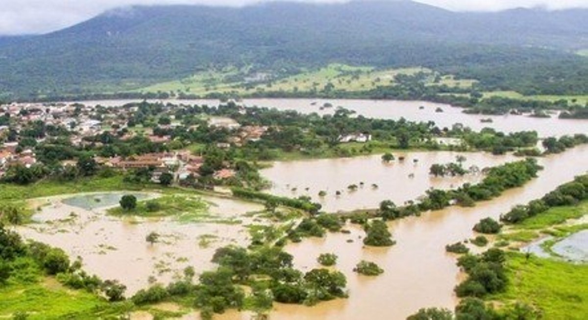 Chuvas em Minas Gerais deixam 2.664 desalojados em 24 horas 