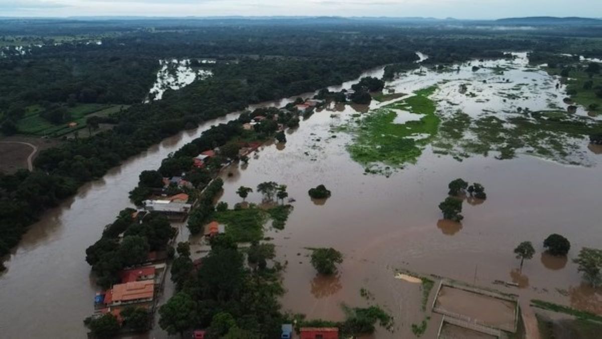 Mato Grosso | Transbordamento de rio deixa cidade alagada e famílias desabrigadas