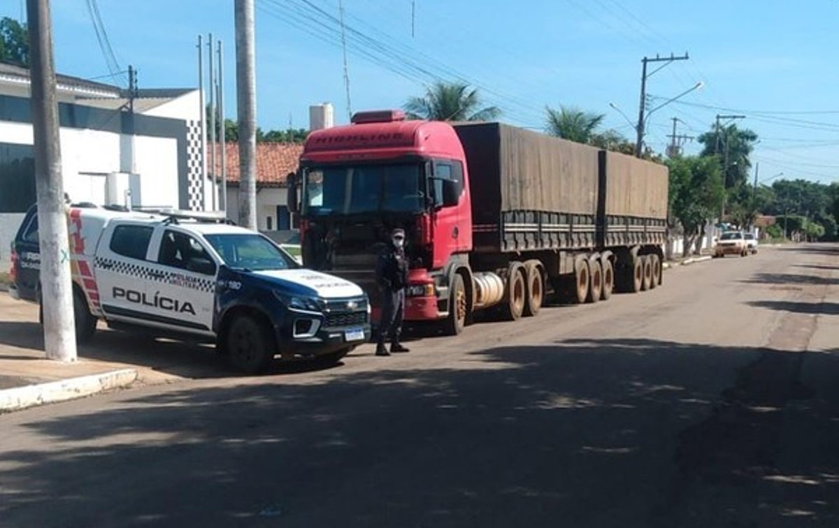 Polícia recupera caminhão roubado em Pedra Preta e prende bandido