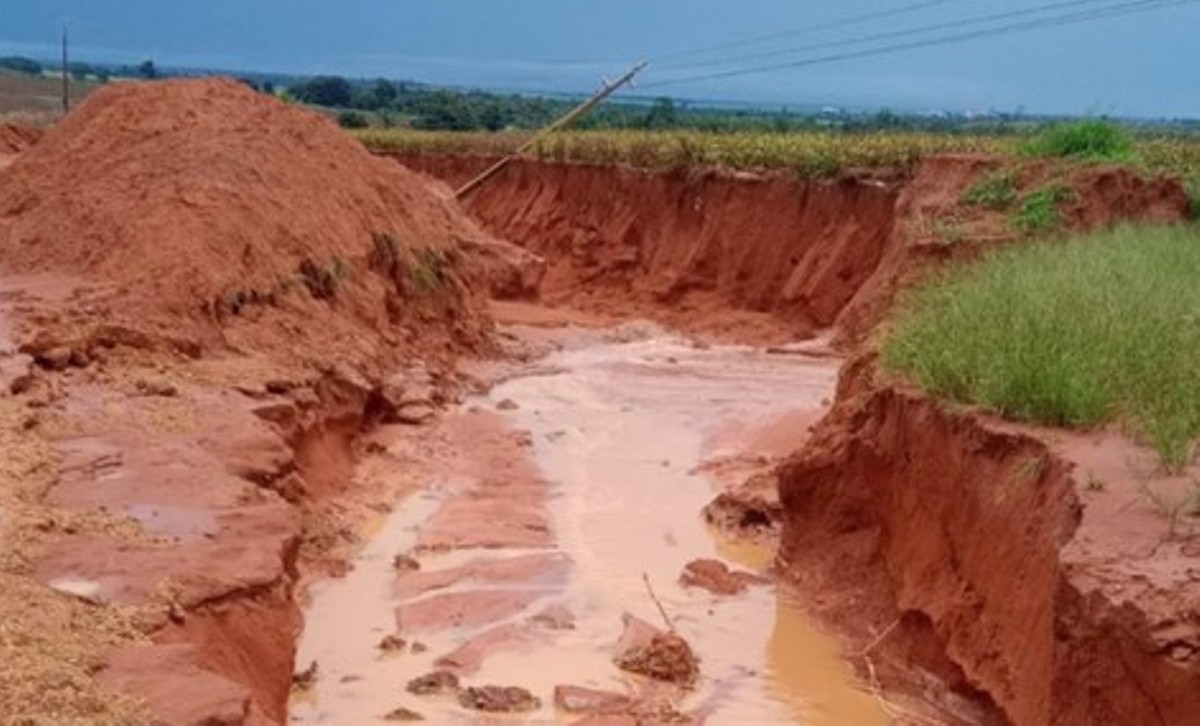 Mato Grosso | Postes de energia caem após erosão por fortes chuvas
