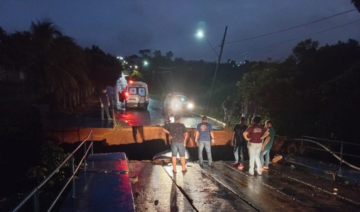 Diamantino | Carro cai em cratera aberta em rua após fortes chuvas