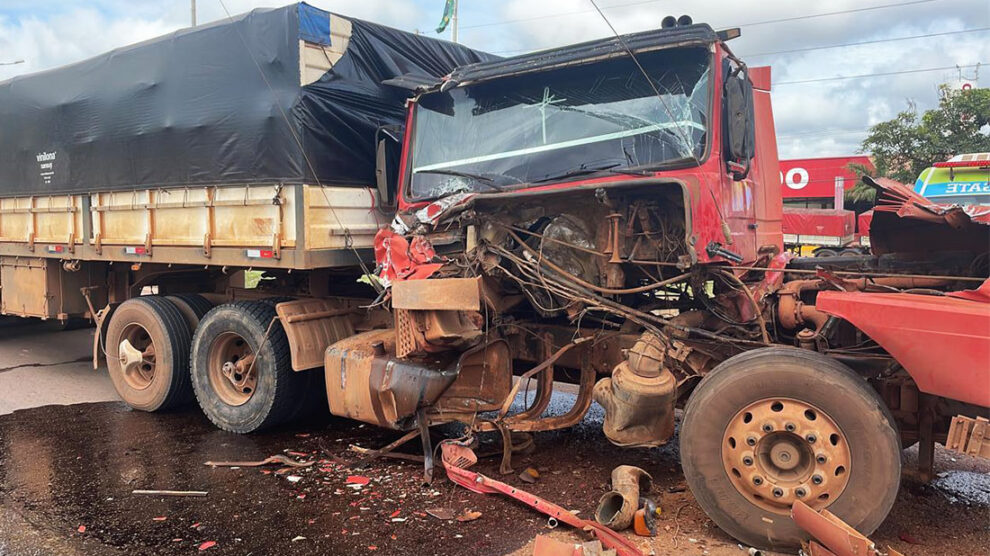 Acidente entre caminhão e duas carretas fecha trecho da BR-163 em Sinop