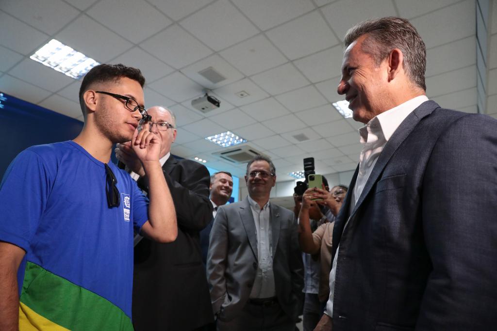 Mato Grosso | Governador entrega 150 óculos inteligentes a estudantes e professores