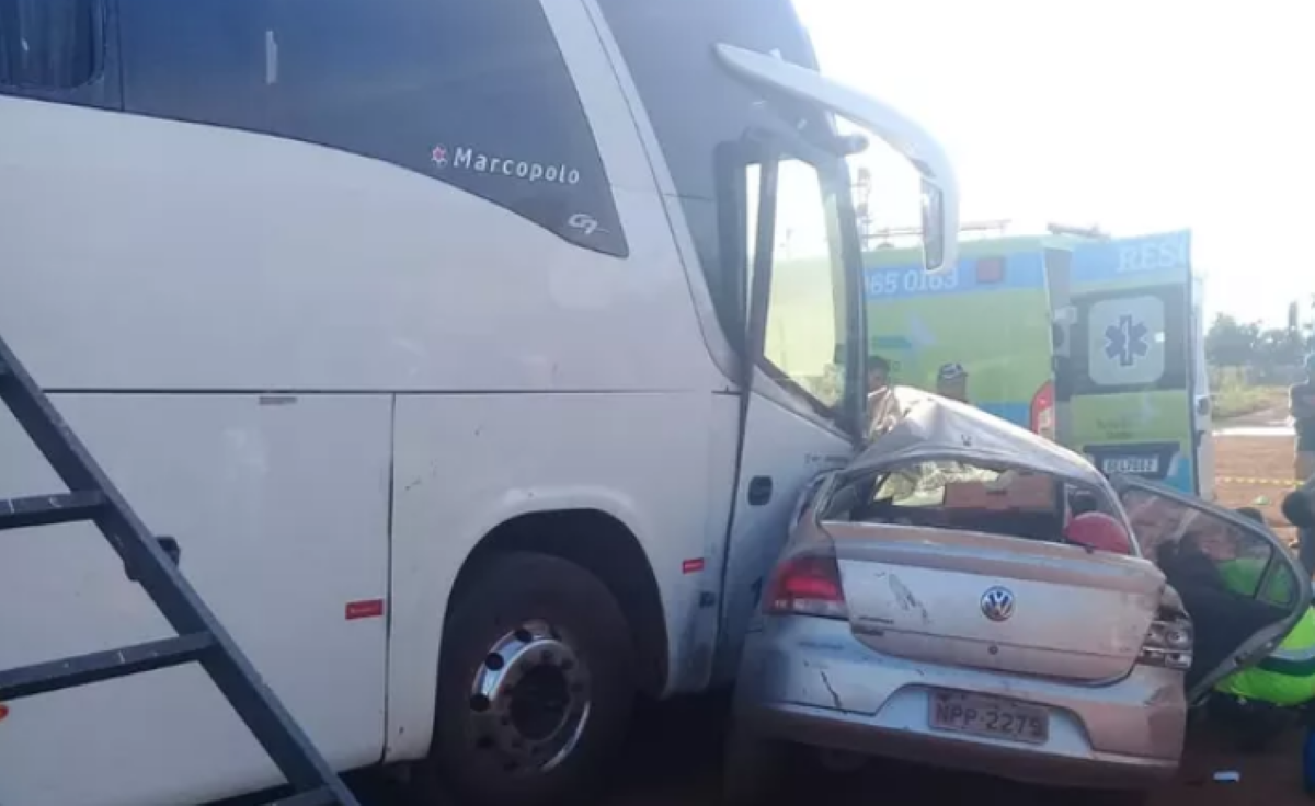 Carro é esmagado por ônibus e motorista morre preso nas ferragens em Várzea Grande