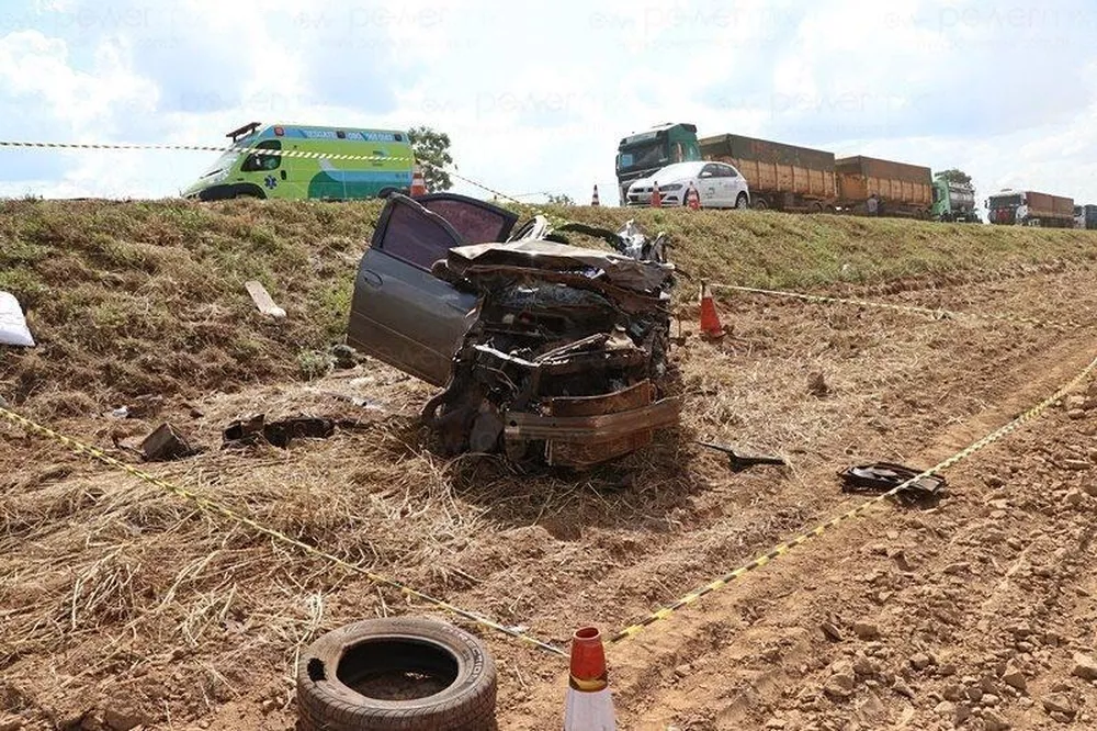 Nova Mutum | Homem morre e mulher fica ferida gravemente em acidente entre carro e carreta