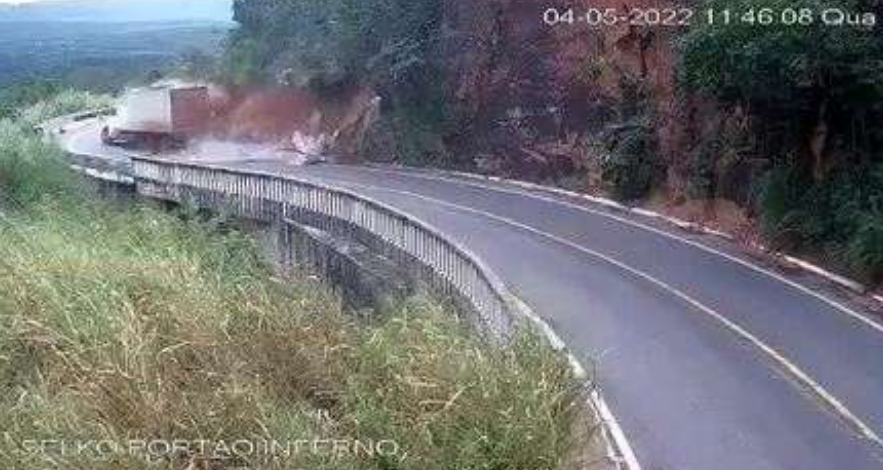 Chapada dos Guimarães | Caminhão perde controle na curva, bate em paredão e cai no Portão do Inferno