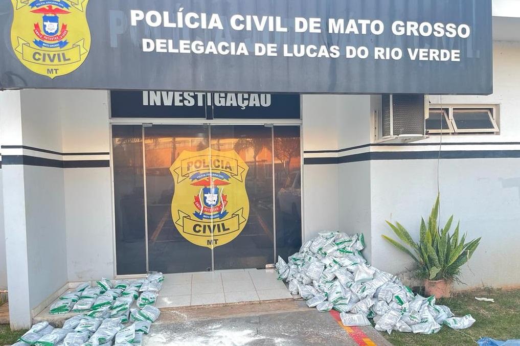 Dupla é detida com mais de 300 pacotes de defensivo proibido no Brasil