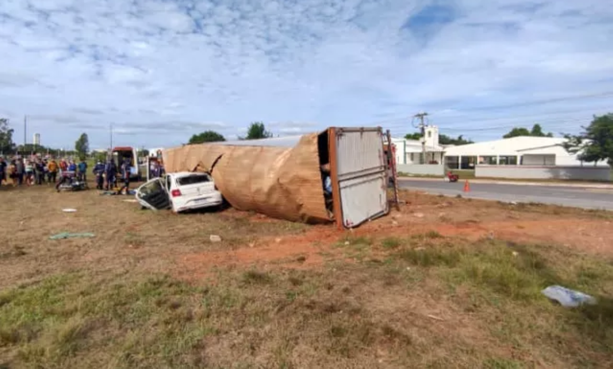 Mato Grosso | Três pessoas ficam feridas após caminhão atravessar canteiro e cair em cima de carro