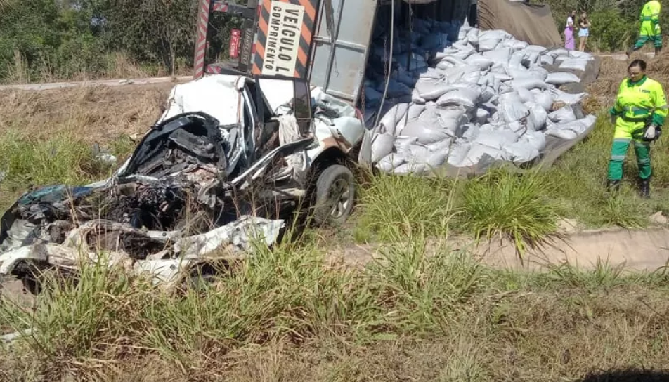 Acidente entre duas carretas e quatro carros na BR-364 deixa uma pessoa morta