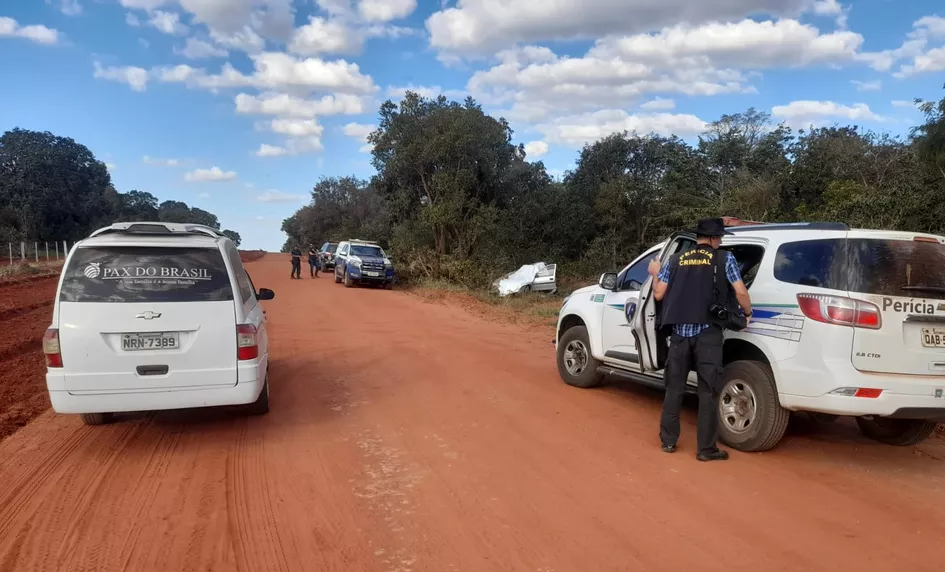 Tragédia: A caminho de posto de saúde para socorrer recém-nascido, família capota carro; pai, mãe e bebê morrem