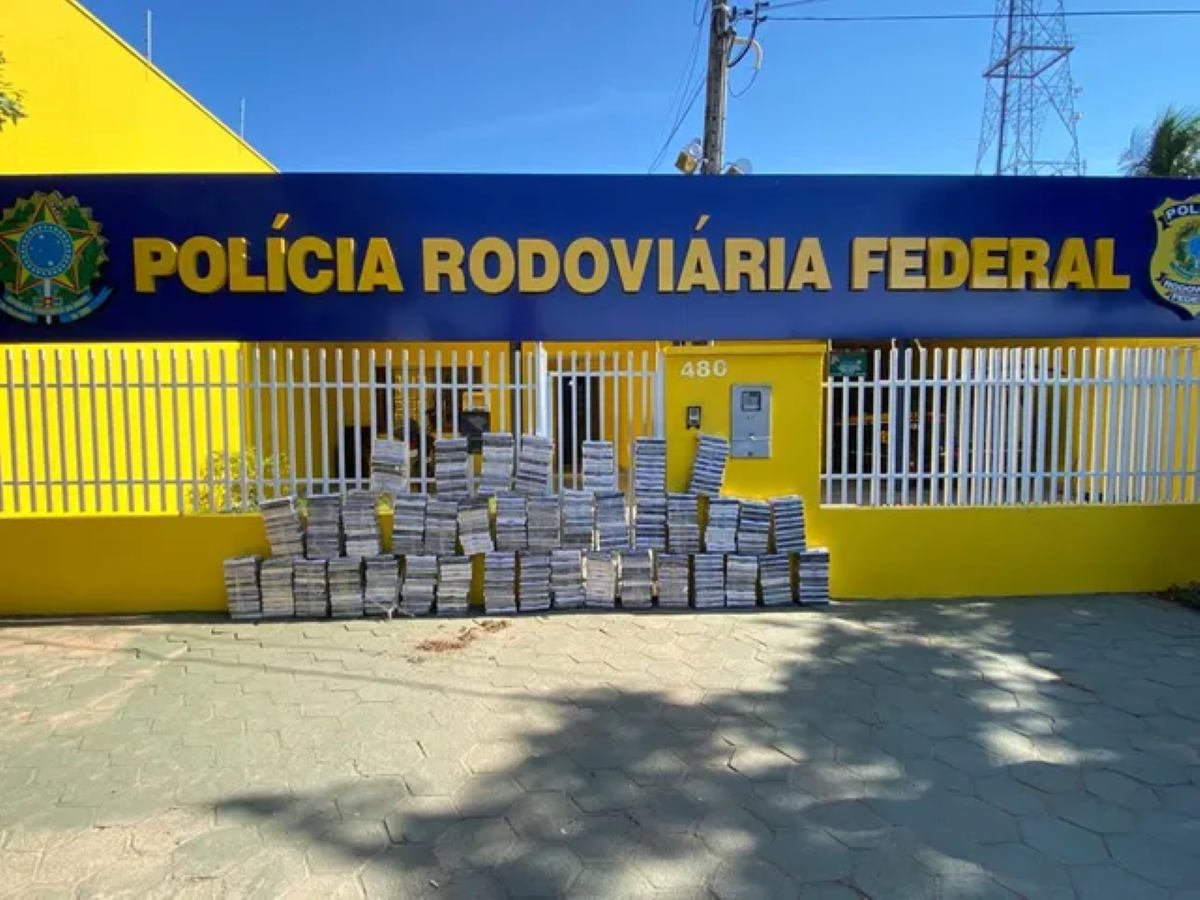 Três pessoas são presas suspeitas de transportar 418 kg de cocaína em fundo falso de caminhão