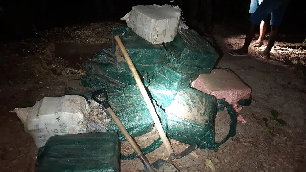 Mato Grosso | Polícia apreende 800 kg de droga enterrada em área de mata