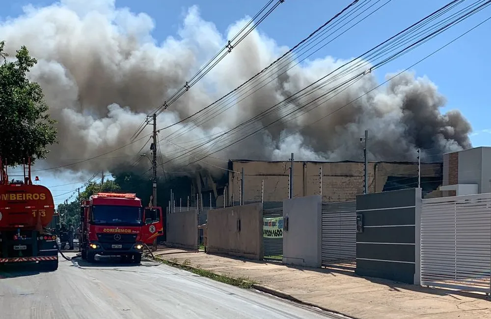 Depósito de materiais para ar-condicionado pega fogo em Cuiabá