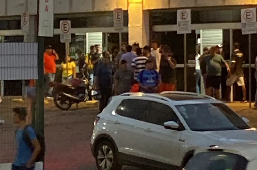Dupla executa dono de banca em Shopping Popular; suspeito morreu em troca de tiros com a polícia em Cuiabá