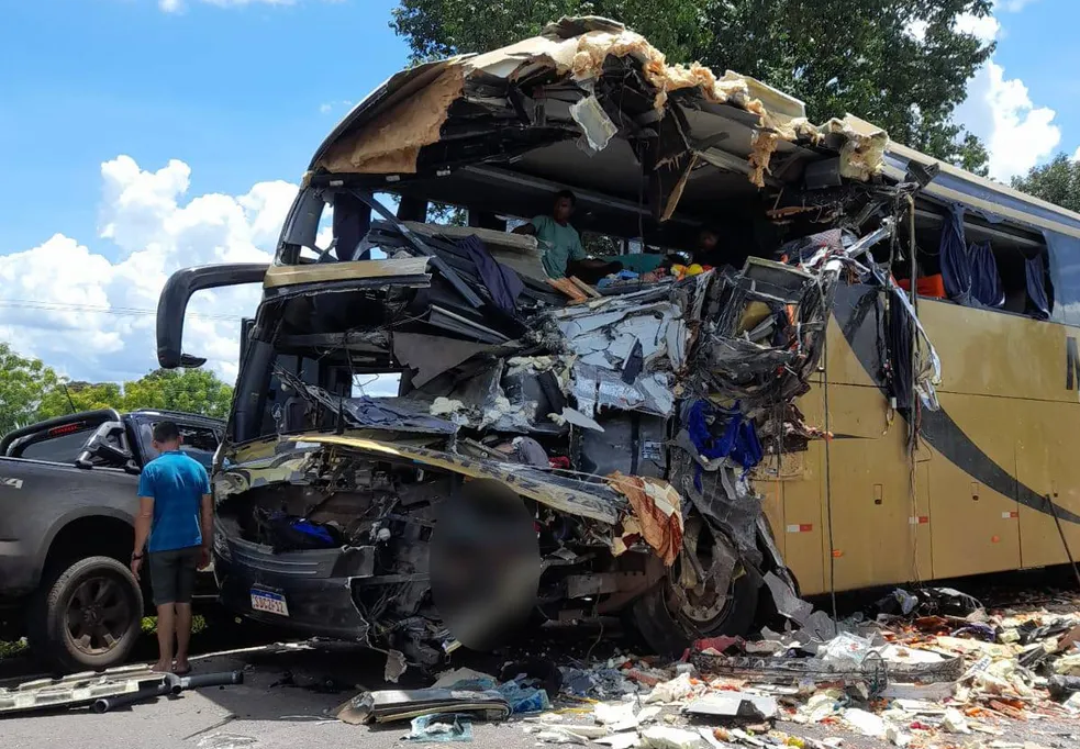 Cáceres | Sete pessoas morrem em acidente entre carreta e ônibus na BR-174