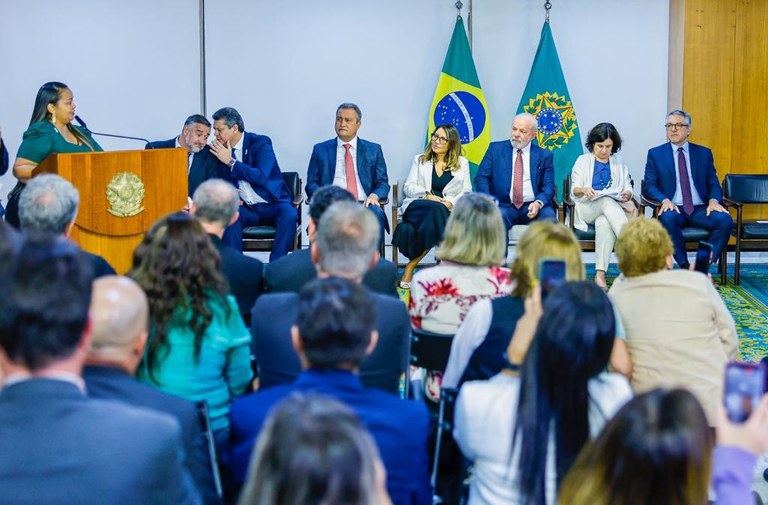 Presidente assina projeto de lei que garante R$ 7,3 bi para piso da enfermagem