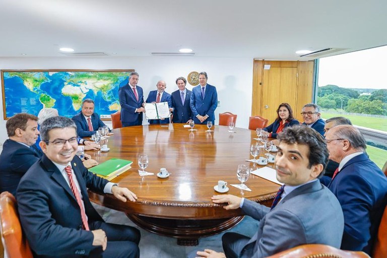 Lula entrega projeto do marco fiscal a líderes do Congresso