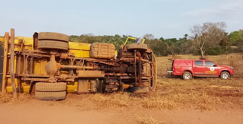 Motorista capota caminhão e morre preso às ferragens em Poxoréu