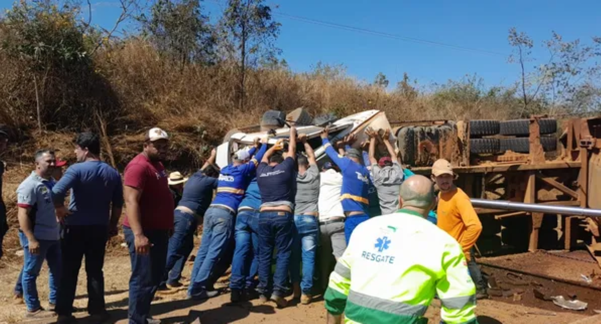 Rondonópolis | Motorista morre em batida entre 3 carretas na BR-163