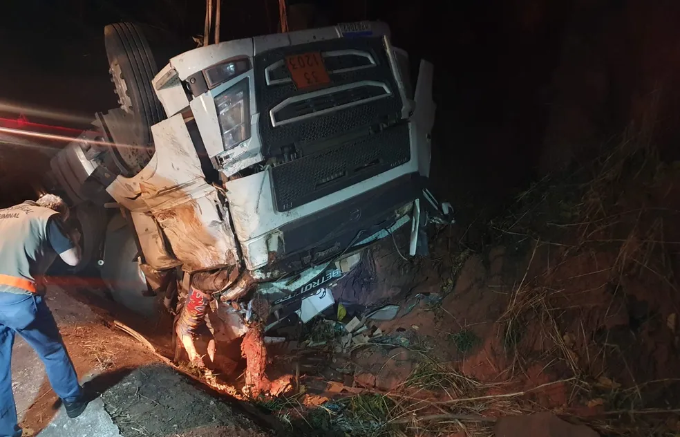 Carreta carregada de combustível tomba na serra da Petrovina