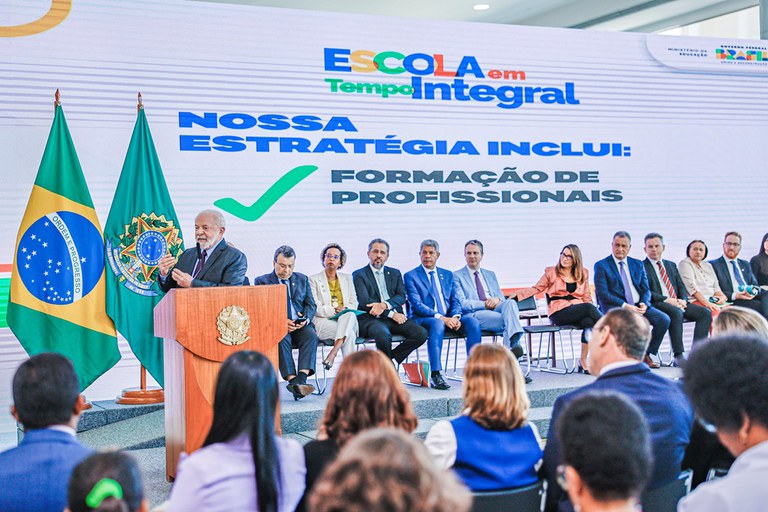 Escola de qualidade é base para sociedade menos desigual, diz Lula