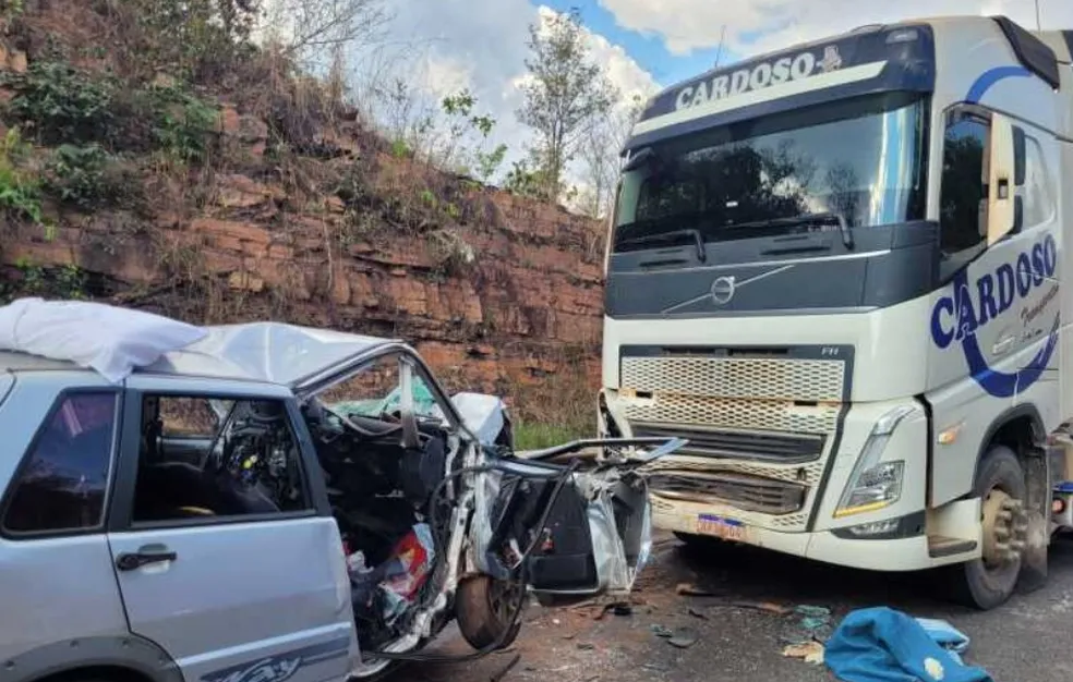 Família morre em acidente entre carro e caminhão na BR-070 em Cáceres